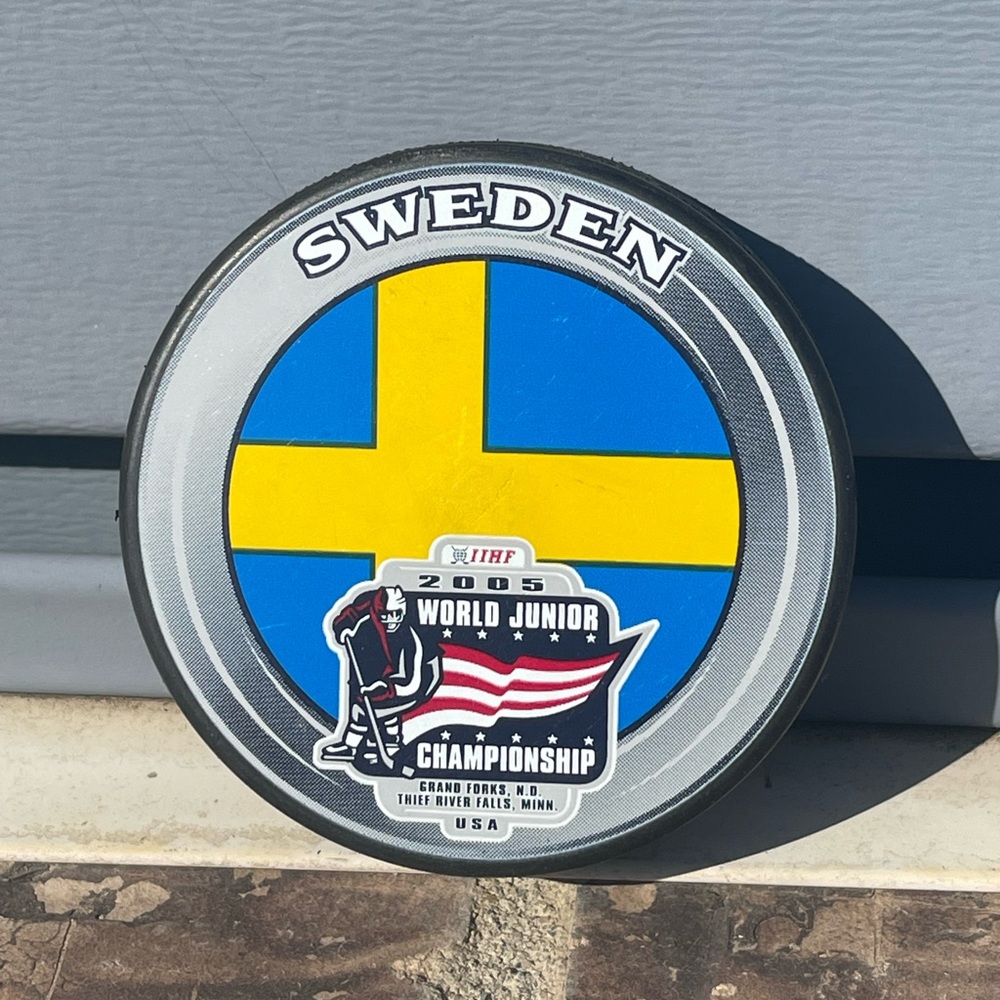 NEW Licensed International Ice Hockey Federation 05’ World Junior Hockey Pucks